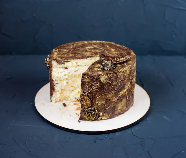 Στρογγυλό κέικ με ένα κομμάτι περικοπή στο κέντρο, σοκολάτα νόστιμα. — Φωτογραφία Αρχείου