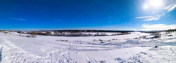 겨울 풍경 ponarama 강입니다. 나무와 푸른 하늘 아름 다운 호수 배경입니다. 맑고 푸른 하늘에 구름. — 스톡 사진