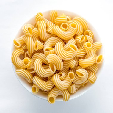 rigati makarna Merkezi yakın çekim top ile beyaz zemin üzerine beyaz kase.