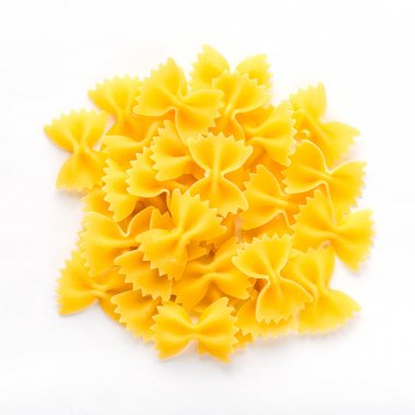 Farfalle makarna makarna ile gölge beyaz izole arka planda arka plan. Üstten bir doku bir close-up bir görünüm.