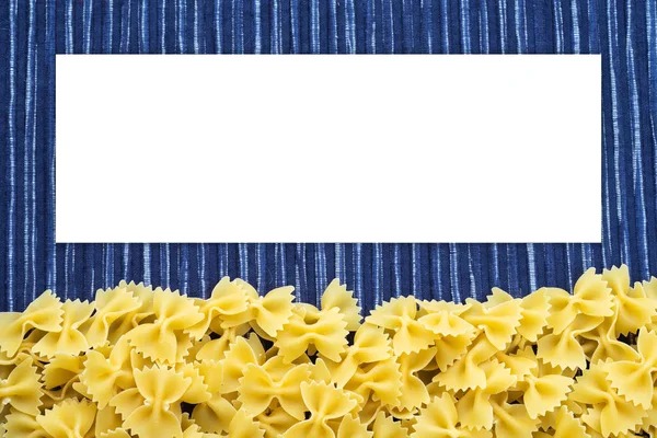 Farfalle makaroner Beautiful nedbrutet pasta med en botten på en rustik randig blå vit texturerat bakgrund. Närbild från toppen. Tomt utrymme för text och idéer. — Stockfoto