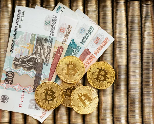 Golden crypt coins bitcoin BTC, denominaciones de papel de rublos rusos. Las monedas de metal se presentan en un fondo liso entre sí, vista de cerca desde la parte superior, cripto cambio de divisas de dinero . —  Fotos de Stock