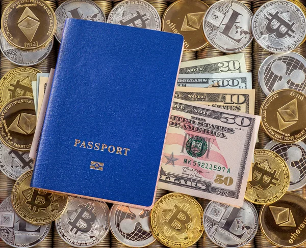 Pasaporte azul, fondo de monedas de metal. Dólares. Monedas de metal. Bitcoin de oro plateado, criptomoneda, identificación. Billetera con código de seguridad . —  Fotos de Stock