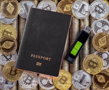 Siyah pasaport, arka plan metal paralar. Bize dolar. Metal paralar. Altın gümüş bitcoin, kripto para birimi, kimlik. Bellek kartı Usb depolama. Güvenlik soğuk cüzdan.