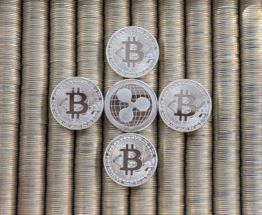 Kripto sikke bitcoin Btc dalgalanma Xrp. paralar koyulur birbirlerine düz arka plan, üst, kripto döviz para üzerinden yakın çekim görünüm Metal gümüş.