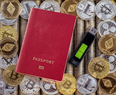 Kırmızı pasaport, arka plan metal paralar. Bize dolar. Metal paralar. Altın gümüş bitcoin, kripto para birimi, kimlik. Bellek kartı Usb depolama. Güvenlik kodu cüzdan.