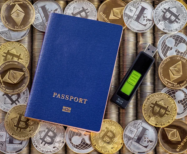 Pasaporte azul, fondo de monedas de metal. Dólares. Monedas de metal. Bitcoin de oro plateado, criptomoneda, identificación. Tarjeta de memoria de almacenamiento USB. Billetera con código de seguridad . —  Fotos de Stock