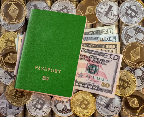 Pasaporte verde, fondo de monedas de metal. Dólares. Monedas de metal. Bitcoin de oro plateado, criptomoneda, identificación. Billetera con código de seguridad . —  Fotos de Stock