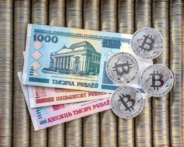 Monedas de plata cripto bitcoin BTC, papel rublo bielorruso. Las monedas de metal se colocan en un fondo plano, vista de cerca desde la parte superior, cripto cambio de divisas de dinero . —  Fotos de Stock