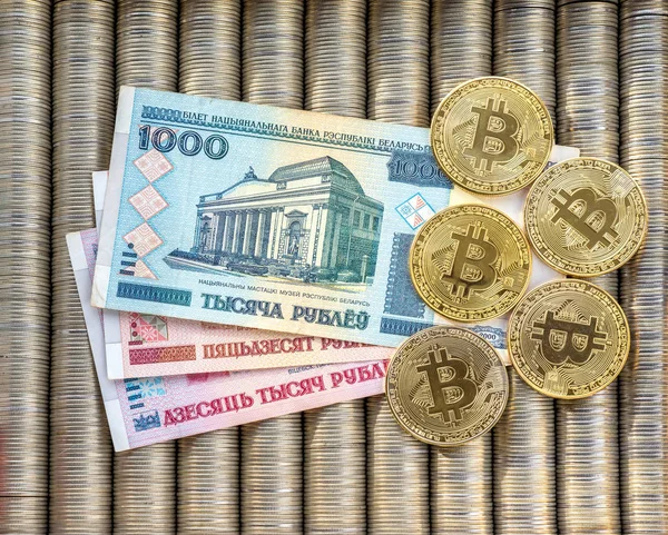 Gold crypto coins bitcoin BTC, rublo bielorruso de papel. Las monedas de metal se colocan en un fondo plano, vista de cerca desde la parte superior, cripto cambio de divisas de dinero . —  Fotos de Stock