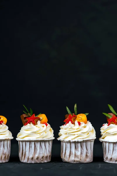 Pasteles al horno con chocolate y galletas sobre un fondo negro. Espacio libre para texto. Vista de cerca de una vertical. Cuatro pasteles con crema . —  Fotos de Stock