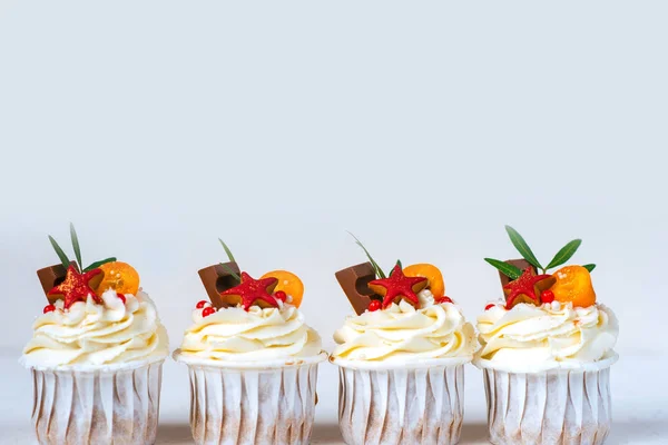 Pasteles con crema en vasos de papel. Pasteles con chocolate y galletas, hojas verdes. Sobre un fondo blanco con fondo. Texto de espacio libre . —  Fotos de Stock