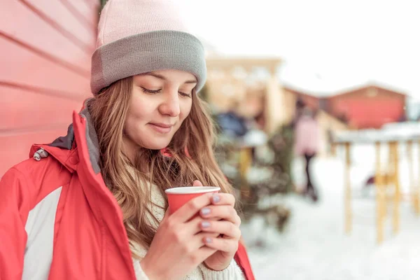 Piękna dziewczyna z filiżanką gorącej kawy herbaty, rozgrzewa zimą zimną pogodę, emocje komfortu, spokój przyjemności, kobieta w ciepłych ubraniach, relaks w weekend. Nowy Rok nastrój, wolne miejsce na tekst. — Zdjęcie stockowe