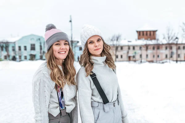 2人の女の子のガールフレンド冬のライドスケートリンクスポーツウェア暖かい服、セータージャンプスーツ帽子。幸せな笑顔の残りの週末があります。市内のアイスリンク、雪の背景を漂流。感情は楽しい幸せを楽しむ. — ストック写真