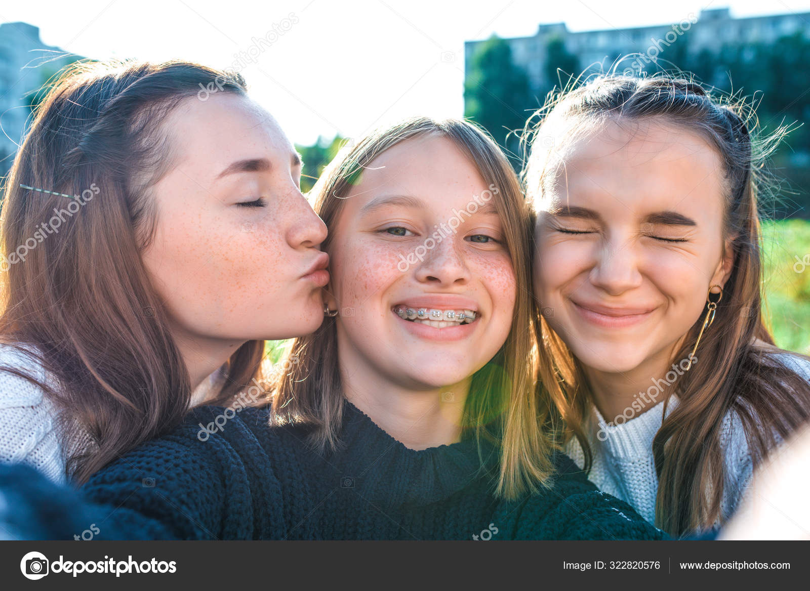 Три Девочки Школьницы 13-15 Лет, Осень Летний День Город, Селфи.