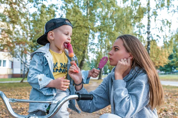 Familj mamma kvinna liten pojke son 3-5 år gammal, sommar stad höst, äta vaniljglass, spela kul, känslor avkoppling helgen. Tillfälliga kläder, föräldraskap stöd vård kärlek barn. — Stockfoto