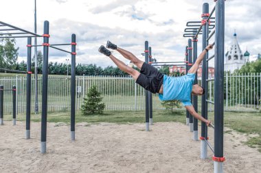 Erkek sporcu, spor bayrağı, hareket halinde, yazın şehirde. Gençlik yaşam tarzı spor motivasyonu. Metni kopyalamak için boş alan. Spor kıyafetleri tişörtü.