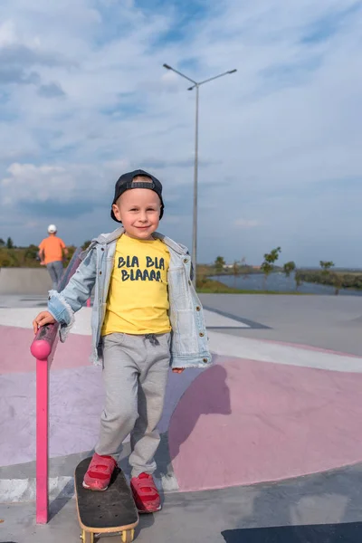 Veselý chlapeček, 3-5 let. Trénink a učení jezdit na skateboardu. Podzimní den v létě ve městě. Koncept motivace dětí ke sportu a fitness. — Stock fotografie