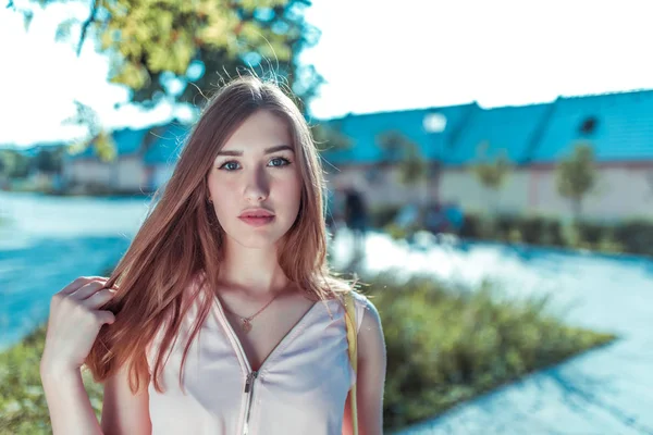 Detailní portrét, krásná letní dívka ve městě, růžové šaty, dlouhé vlasy ležérní make-up. Emoce pohodlí a relaxace za slunečného dne volna. Volné místo pro kopírování textu. — Stock fotografie