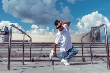 Yaz şehrinde erkek dansçı, break dans moda ve modern hip-hop dansı tarzı. Sokak yaşam tarzı.