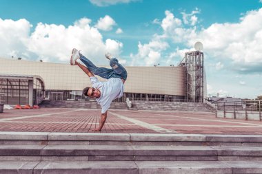 Yaz şehrinde erkek dansçı, break dans moda ve modern hip-hop dansı tarzı. Sokak hayatı. Metni kopyalamak için boş alan