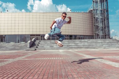 Yaz şehrinde erkek dansçı, break dans moda ve modern hip-hop dansı tarzı. Sokak hayatı. Metni kopyalamak için boş alan.
