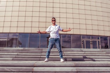 Yaz şehrinde erkek dansçı, break dans moda ve modern hip-hop dansı tarzı. Sokak hayatı. Metni kopyalamak için boş alan.