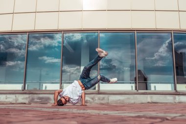 Yaz şehrinde erkek dansçı, break dans moda ve modern hip-hop dansı tarzı. Sokak hayatı. Metni kopyalamak için boş alan.