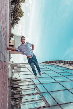 Yaz şehrinde erkek dansçı, break dans moda ve modern hip-hop dansı tarzı. Sokak hayatı. Metni kopyalamak için boş alan.