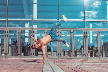 Yaz şehrinde erkek dansçı, break dans moda ve modern hip-hop dansı tarzı. Sokak hayatı. Metni kopyalamak için boş alan.