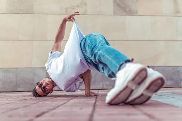 Dançarino masculino dançando na cidade de verão, break dance, estilo moderno e moderno de dança hip-hop. Estilo de vida rua . — Fotografia de Stock