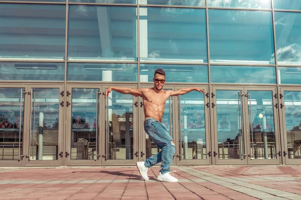 Bailarín masculino bailando en la ciudad de verano, break dance, hip-hop moderno y de moda. Estilo de vida. Espacio libre para copiar texto . — Foto de Stock