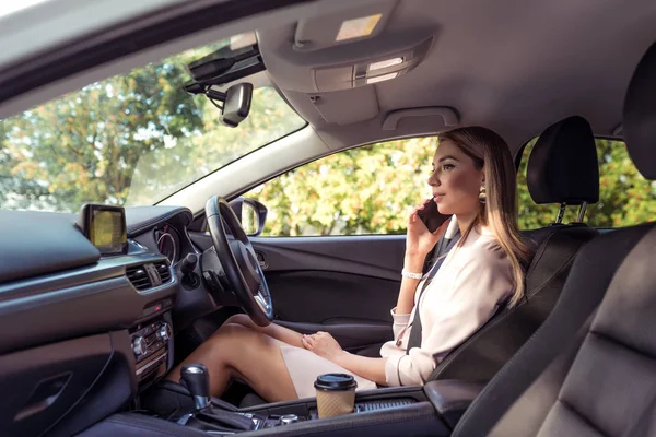 Női vezető autó, nyári hívások telefon, parkoló és parkoló utastér. Jobb kormányos, bal kormányos. Autókölcsönzés, taxi megosztás. Üzletasszony, az okostelefonon hallgatja az üzenetet.. — Stock Fotó