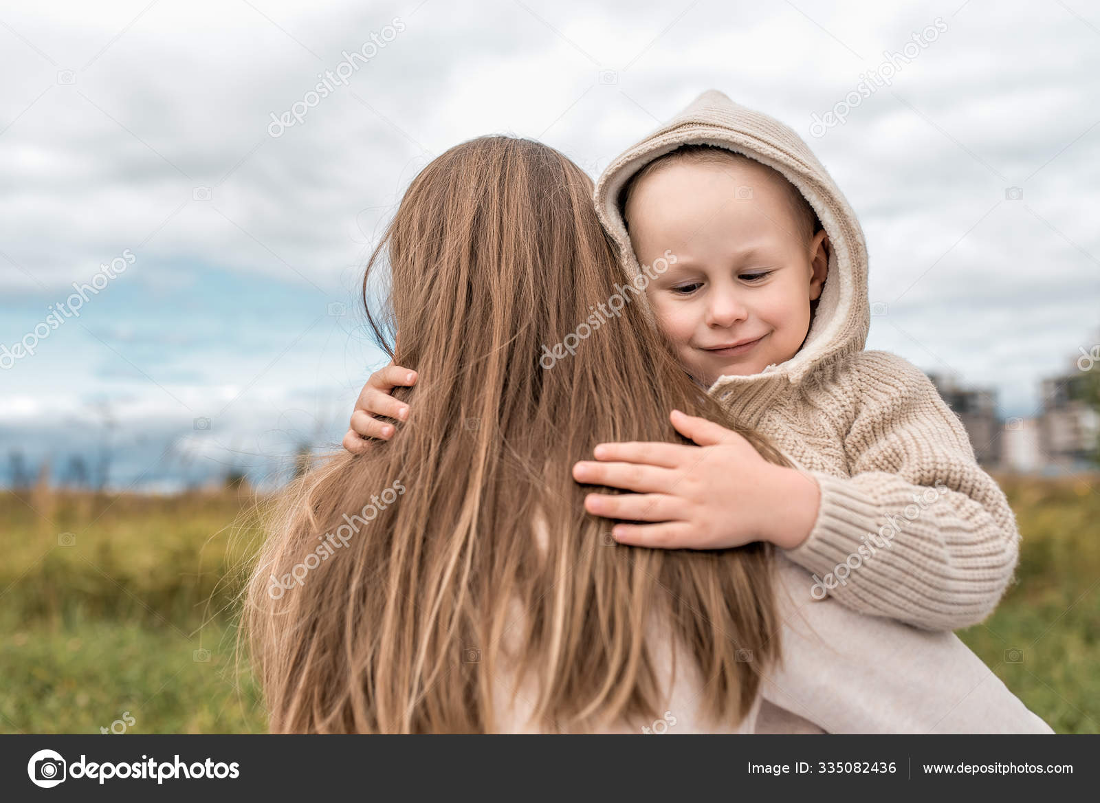 Женщина мать ребенка, маленький сын мальчик 45 лет, осень