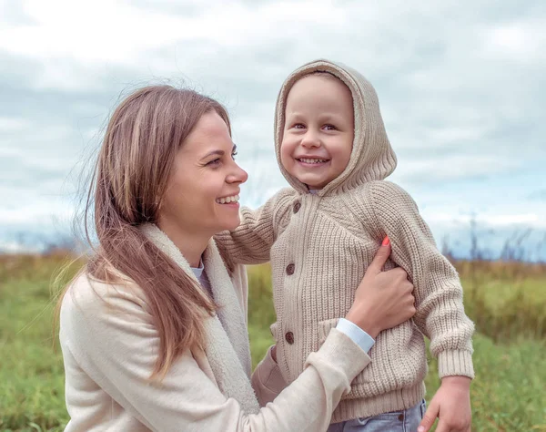 Женщина мать ребенка, маленький сын мальчик 45 лет, осень
