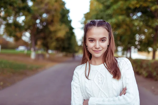 Retrato de uma adolescente de 12 anos, no verão no parque, roupas casuais, suéter de malha branca, espaço livre para texto de cópia. Fim de semana. Emoções de felicidade são sorrisos e positivos . — Fotografia de Stock