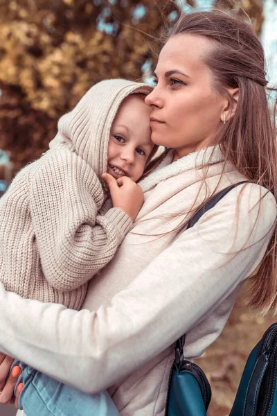 Annesinin kucağında tuttuğu kadın küçük oğlu, sonbahar günü yaz yürüyüşünde. Duygular ebeveynlerin sevgisini destekler. Mutlu bebek gülümsüyor. Duygular rahatlatıcı keyif rahatlama hafta sonu. — Stok fotoğraf