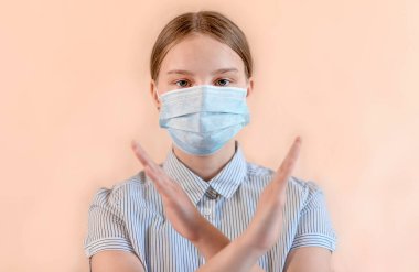 12-15 yaşlarındaki portre çocuğu tıbbi koruyucu maske takıyor el hareketi yapıyor Corona virüsü salgınını durduruyor, yüz maskesi takan kadın covid-19 koronavirüs salgınına, salgın hastalığa, sağlık hizmetlerine karşı ayakta duruyor