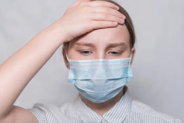 Tinédzser lány orvosi maszkban, megérinti a homlokát a kezével, ellenőrzi a hőmérsékletet, hányinger, betegség betegség, COVID-19 járvány fertőző betegség kitörésének védelme, egészségügyi koncepció — Stock Fotó