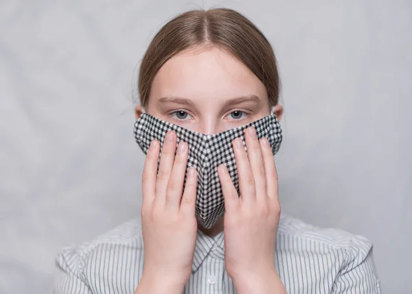 Κοντινό πλάνο πορτρέτο, έφηβος κορίτσι 15 ετών, μάσκα, κρατά μάσκα με τις παλάμες του, την ασφάλεια και την πρόληψη της γρίπης covid-19 ασθένειες και λοιμώξεις σε πανδημία. Σε ιατρική μάσκα σε λευκό φόντο. — Φωτογραφία Αρχείου