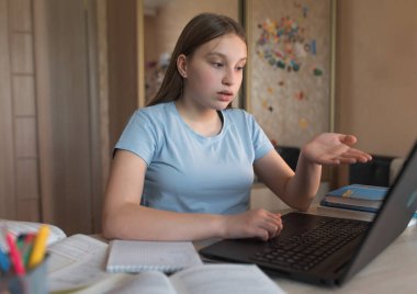 Genç kız şaşırdı ve anlamıyor, hata ve sorunlar, kötü sınav ve başarısız eğitim dersi, çevrimiçi video eğitimi, internetli dizüstü bilgisayar. Uzaktan eğitim karantinası, evde kalın..