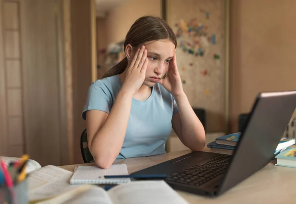 Fille fatiguée est adolescente de 12 à 15 ans, le stress et la dépression, l'asthénie et la frustration à la maison, étudier sur Internet, ordinateur portable avec Internet. Enseignement à distance pendant la quarantaine, rester à la maison . — Photo