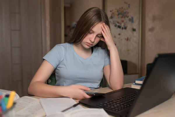 Cansado chateado adolescente menina 12-14 anos de idade. Smartphone na mão, casa, aulas de laptop, assistindo a vídeos de leitura de atribuições. E-educação educação educação a distância Internet vídeo comunicações . — Fotografia de Stock