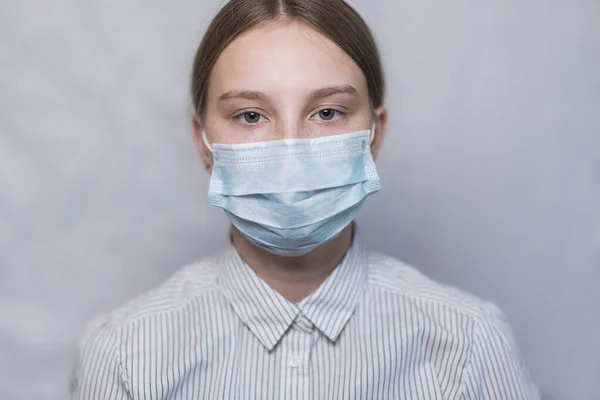 Tinédzser lány 12-15 éves, arc borított orvosi maszk, közelkép portré, óvintézkedés vírus influenza és betegség, maradj otthon, megállítani világjárvány coronovírus covid 19. — Stock Fotó