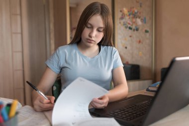 Genç kız not defteri soyut ders test görevi, dizüstü bilgisayar videosu internet, ev elektroniği eğitimi, uzaktan konferans interneti yazar. Okul eğitimi, hazırlık kolej diploma kursları.