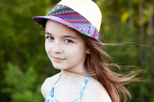 Krásná holčička teenager v klobouku, letní venku, emoce štěstí úsměvy a odpočinek. Dlouhé vlasy se rozvíjejí ve větru. — Stock fotografie