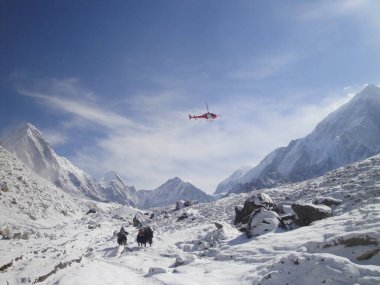 Everest Ana Kamp Yolu 'nda helikopter kurtarma.