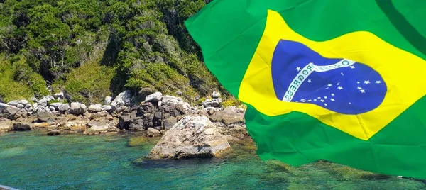 Braziliaanse Vlag Met Prachtige Kust Scene — Stockfoto