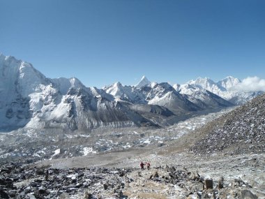 Yürüyüşçüler Everest Ana Kampı 'nın güzel manzarasını izliyorlar.