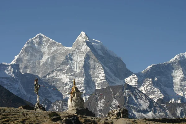 Everest Ana Kampı Ndaki Güzel Dağlarda Küçük Bir Sersemlik — Stok fotoğraf